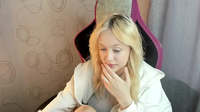 Snapshot of Julliakoill chatting on February 2026 10:19:02 AM Julliakoill online show from February 2026 10:19:02 AM