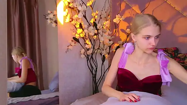 Snapshot of 4example_Chloe chatting on October 2025 11:01:01 AM 4example Chloe online show from October 2025 11:01:01 AM