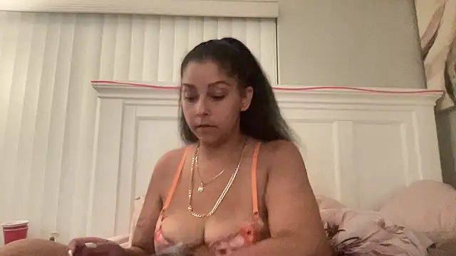 Snapshot of sweetnjuicyyy chatting on October 2025 05:18:01 AM sweetnjuicyyy online show from October 2025 05:18:01 AM