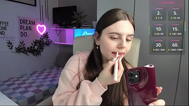 LiaWoow online show from September 2025 01:49:01 PM