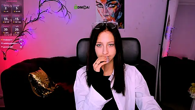 lau ra queen online show from December 2025 08:13:01 PM