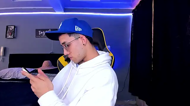 alexgiraldo   online show from October 2025 01:20:01 PM