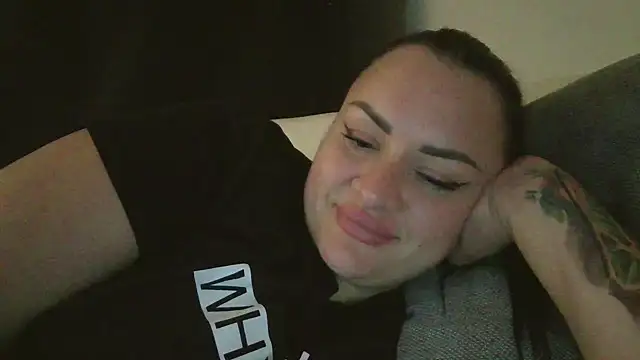 Snapshot of AliTemptress chatting on October 2025 03:49:01 AM AliTemptress online show from October 2025 03:49:01 AM