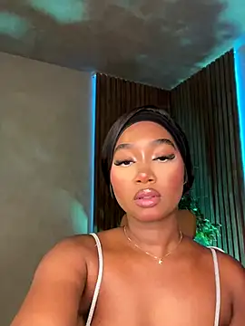 Snapshot of alisonn_moon chatting on October 2025 01:00:02 AM alisonn moon online show from October 2025 01:00:02 AM