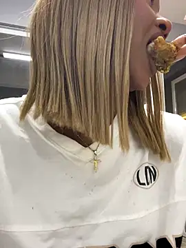 Snapshot of alisonn_moon chatting on November 2025 12:42:01 AM alisonn moon online show from November 2025 12:42:01 AM