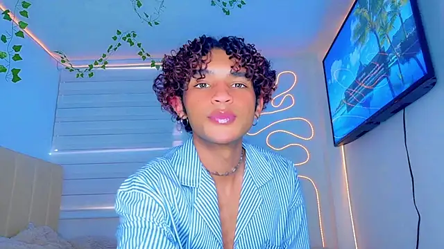 Snapshot of Aaron_Wiinter chatting on October 2025 08:38:01 PM Aaron Wiinter online show from October 2025 08:38:01 PM