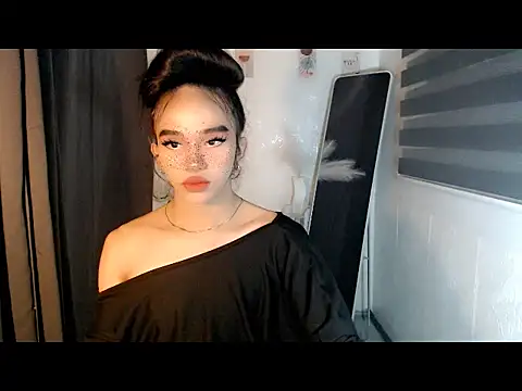Snapshot of LauraSoHot chatting on November 2025 01:11:02 PM LauraSoHot online show from November 2025 01:11:02 PM
