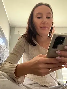 Emilia Mausi online show from October 2025 11:22:01 AM