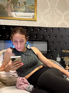 Emilia Mausi online show from November 2025 06:24:02 PM