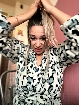 Snapshot of iSelena chatting on September 2025 04:38:02 AM iSelena online show from September 2025 04:38:02 AM