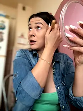 Snapshot of iSelena chatting on October 2025 06:13:02 AM iSelena online show from October 2025 06:13:02 AM