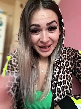 Snapshot of iSelena chatting on October 2025 06:05:01 AM iSelena online show from October 2025 06:05:01 AM