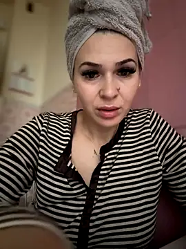 Snapshot of iSelena chatting on November 2025 06:01:02 AM iSelena online show from November 2025 06:01:02 AM