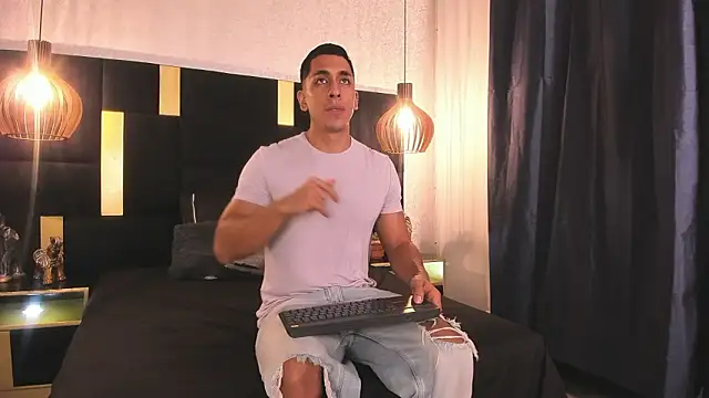 Snapshot of Lucio__Fox chatting on February 2026 11:36:02 AM Lucio Fox online show from February 2026 11:36:02 AM