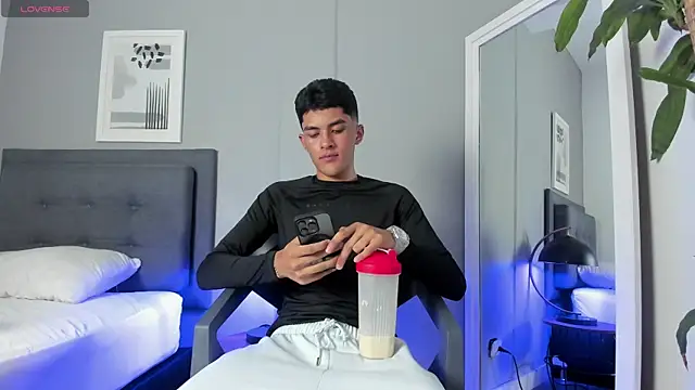 Tylerffoxx online show from September 2025 09:17:02 PM