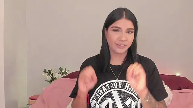 Snapshot of Laura-angeel chatting on October 2025 07:03:02 PM Laura-angeel online show from October 2025 07:03:02 PM