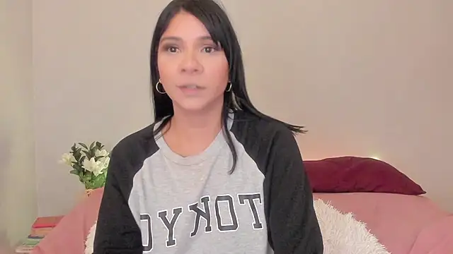 Snapshot of Laura-angeel chatting on November 2025 08:10:01 PM Laura-angeel online show from November 2025 08:10:01 PM