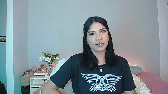 Snapshot of Laura-angeel chatting on November 2025 07:02:01 PM Laura-angeel online show from November 2025 07:02:01 PM