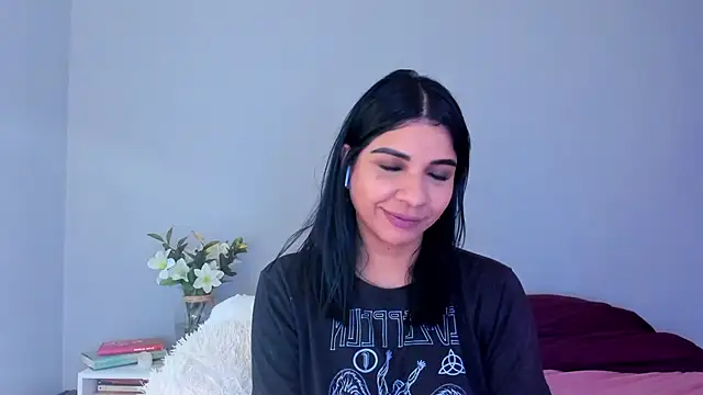 Snapshot of Laura-angeel chatting on November 2025 07:06:01 PM Laura-angeel online show from November 2025 07:06:01 PM