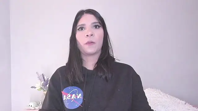 Snapshot of Laura-angeel chatting on February 2026 11:30:02 PM Laura-angeel online show from February 2026 11:30:02 PM