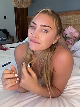 Snapshot of auriangel chatting on February 2026 11:58:02 PM auriangel online show from February 2026 11:58:02 PM