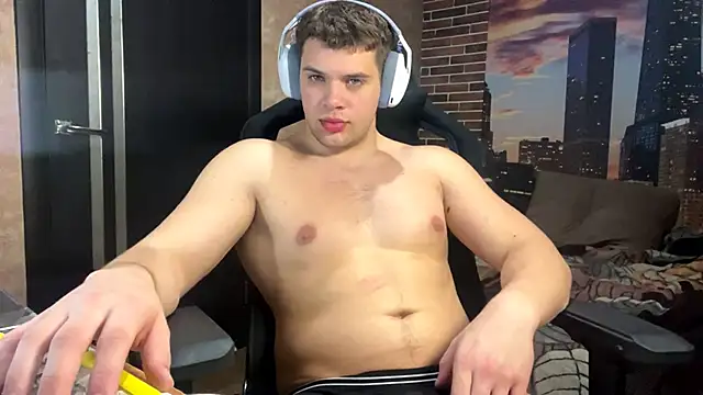 MusclePhantom online show from April 2026 08:03:01 PM