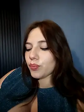 Snapshot of AriNights chatting on September 2025 12:32:01 AM AriNights online show from September 2025 12:32:01 AM