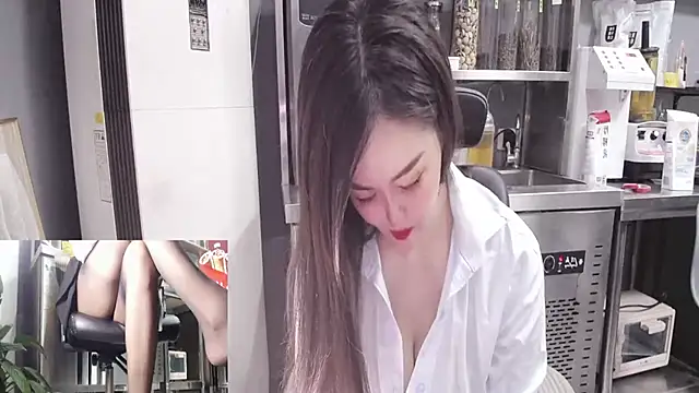 Snapshot of Eileen-L chatting on September 2025 07:07:01 AM Eileen-L online show from September 2025 07:07:01 AM