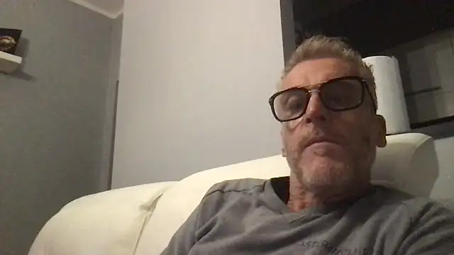 Snapshot of Axl_hot chatting on November 2025 08:51:01 PM Axl hot online show from November 2025 08:51:01 PM