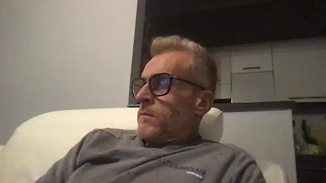 Snapshot of Axl_hot chatting on November 2025 09:09:02 PM Axl hot online show from November 2025 09:09:02 PM