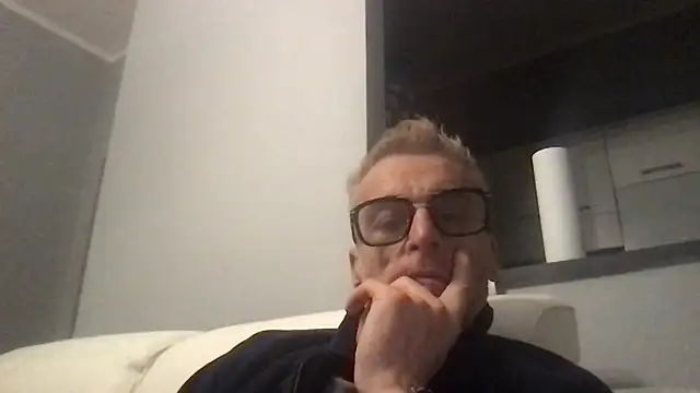 Snapshot of Axl_hot chatting on November 2025 07:57:01 PM Axl hot online show from November 2025 07:57:01 PM