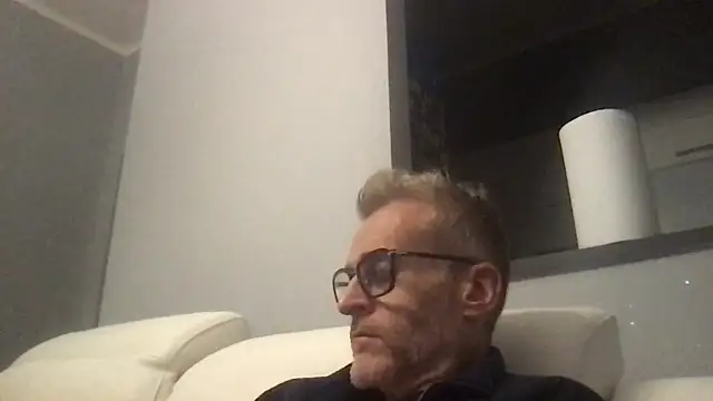 Snapshot of Axl_hot chatting on November 2025 08:33:02 PM Axl hot online show from November 2025 08:33:02 PM