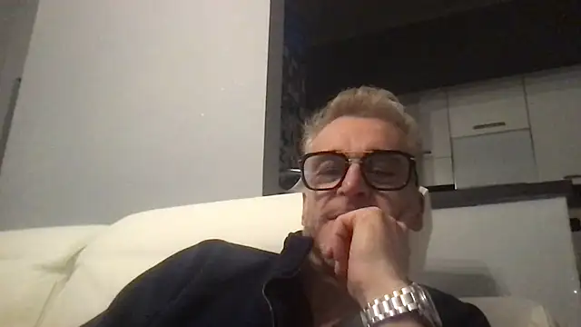 Snapshot of Axl_hot chatting on December 2025 08:17:01 PM Axl hot online show from December 2025 08:17:01 PM