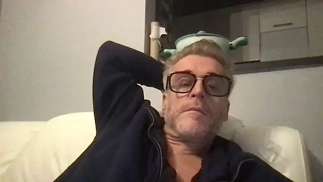 Snapshot of Axl_hot chatting on February 2026 08:13:01 PM Axl hot online show from February 2026 08:13:01 PM