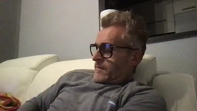 Snapshot of Axl_hot chatting on February 2026 09:32:02 PM Axl hot online show from February 2026 09:32:02 PM