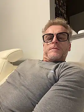 Snapshot of Axl_hot chatting on February 2026 11:22:01 PM Axl hot online show from February 2026 11:22:01 PM