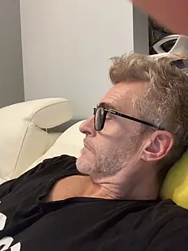 Snapshot of Axl_hot chatting on February 2026 12:29:01 AM Axl hot online show from February 2026 12:29:01 AM