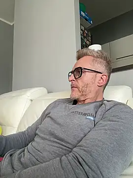 Axl hot online show from March 2026 01:06:01 PM