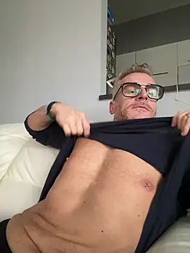 Axl hot online show from March 2026 01:16:01 PM