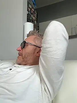 Axl hot online show from March 2026 01:37:01 PM