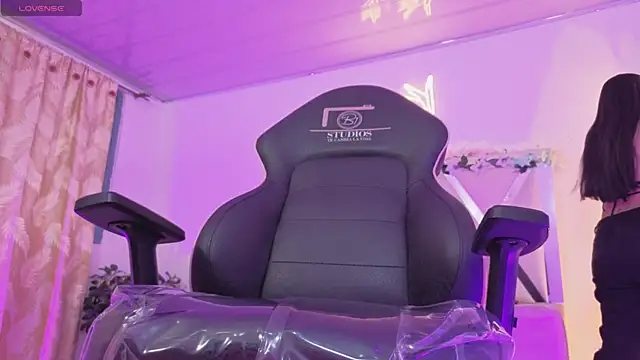 ZURY TAY online show from March 2026 11:43:02 AM