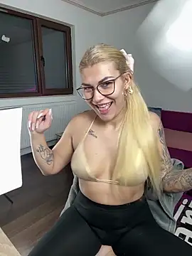 MiaKiittyy online show from November 2025 01:42:01 AM