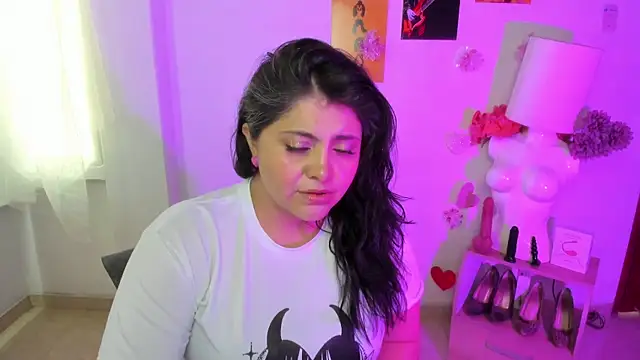 TifanyAmazinng online show from April 2026 02:33:01 PM