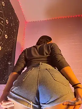 Snapshot of ZeziGamingg chatting on January 2026 05:00:02 AM ZeziGamingg online show from January 2026 05:00:02 AM