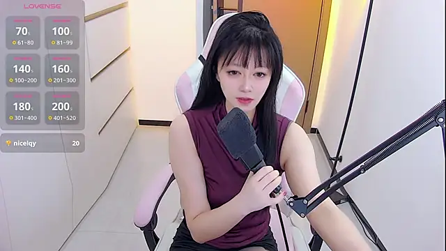 Snapshot of Fioriy66 chatting on April 2026 02:32:01 PM Fioriy66 online show from April 2026 02:32:01 PM