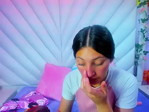  Luna Bennett online show from November 2025 12:16:01 PM