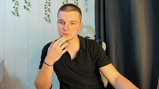 Snapshot of Your_Claddagh chatting on September 2025 06:02:02 PM Your Claddagh online show from September 2025 06:02:02 PM