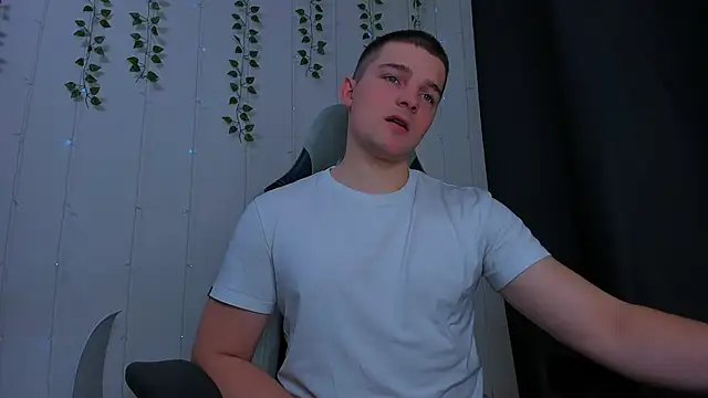 Snapshot of Your_Claddagh chatting on November 2025 06:22:02 PM Your Claddagh online show from November 2025 06:22:02 PM