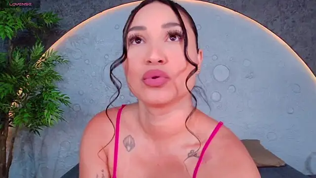 ReinaChloe online show from May 2026 04:35:01 PM