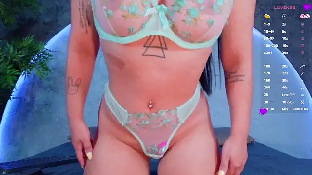ReinaChloe online show from May 2026 04:35:02 PM